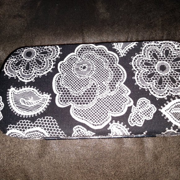 thirty-one Handbags - COPY - THIRTY-ONE BLACK & WHITE HARD WALLET - SHARP